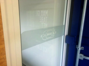 Decoração de vidros com vinil fosco