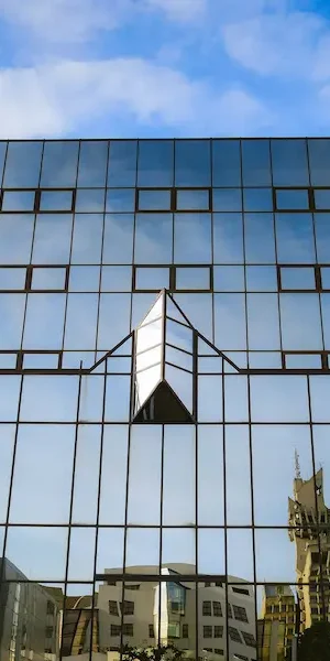 Películas solares aplicadas em janelas de escritório